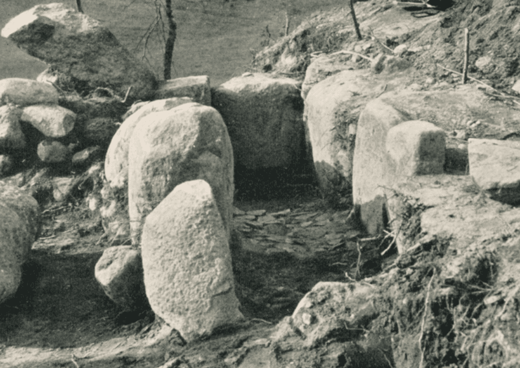 Kurhan z epoki żelaza odkryty k. Pietrzwałdu, zdjęcie z 1935 roku