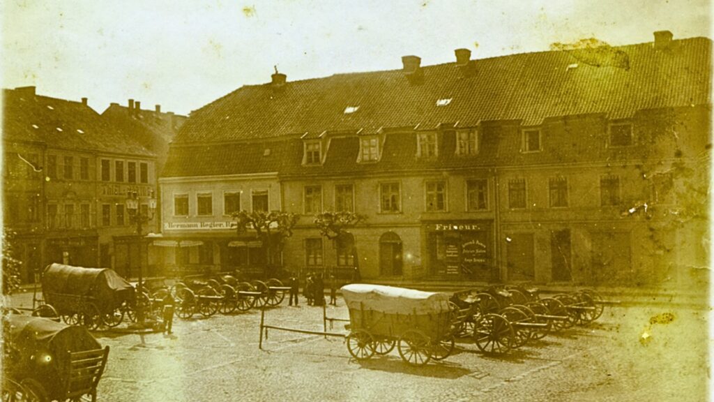 Zdobyte pod Tannenbergiem rosyjskie armaty na rynku w Ostródzie zdjęcie historyczne